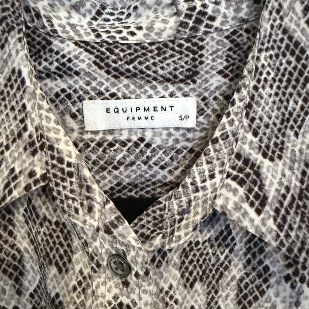 EQUIPMENT Shirt Womens Small Gray Silk Python Snake Print Long Sleeve Button Up - Picture 2 of 4